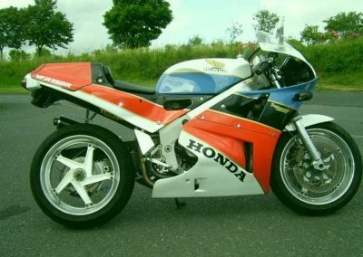 9272211 SSA44503 400x284 1 - RC30 Honda