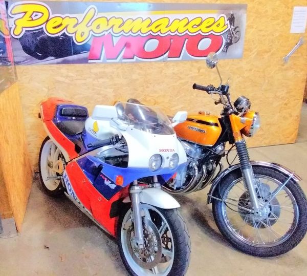 Honda RC30 et 750 four.