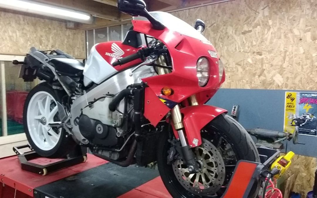 RVF 750 Honda. En cours de révision.