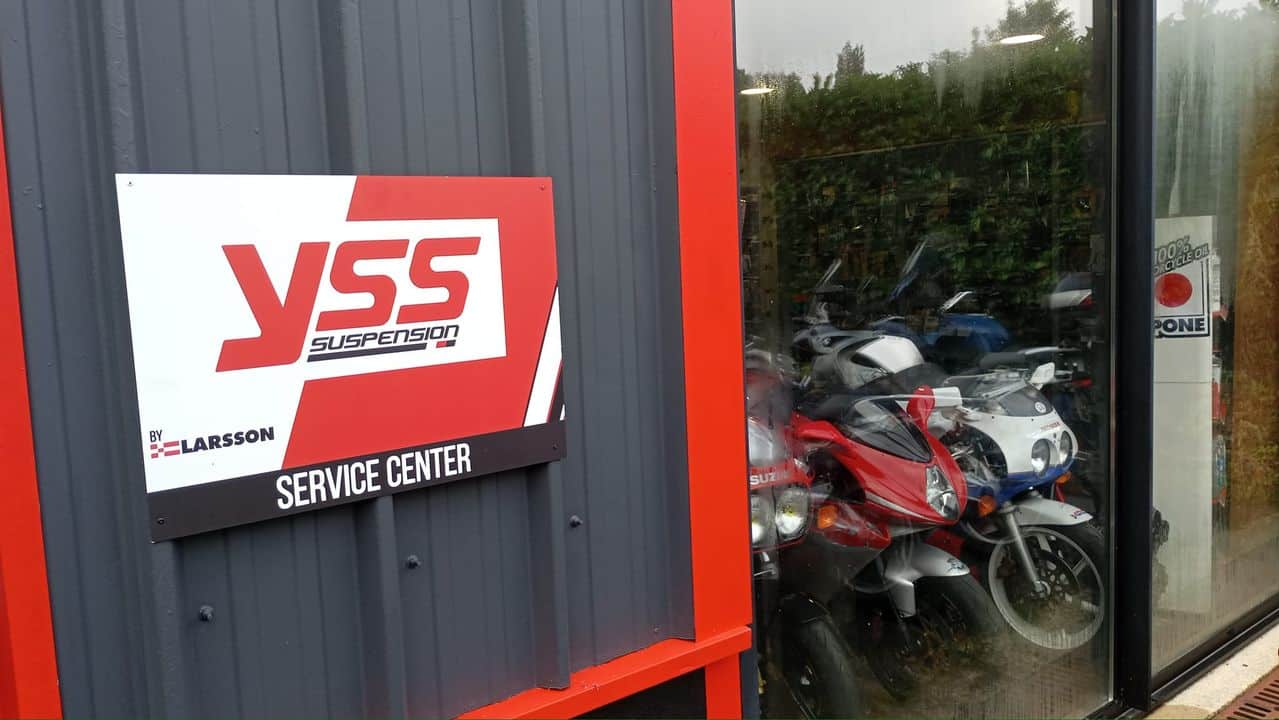 Fabien était ces derniers jours en formation avec YSS Suspension . Nous sommes désormais YSS-CENTER France 👍 Cette marque de suspensions propose une large gamme de produit pour la Route, la piste et le tout-terrain! Un rapport qualité/prix imbattable et un vrai service aprés vente! Merci à Larsson France pour l’acceuille et l’organisation de cette formations #yssserviceCenter #LarssonFrance #performancesmoto