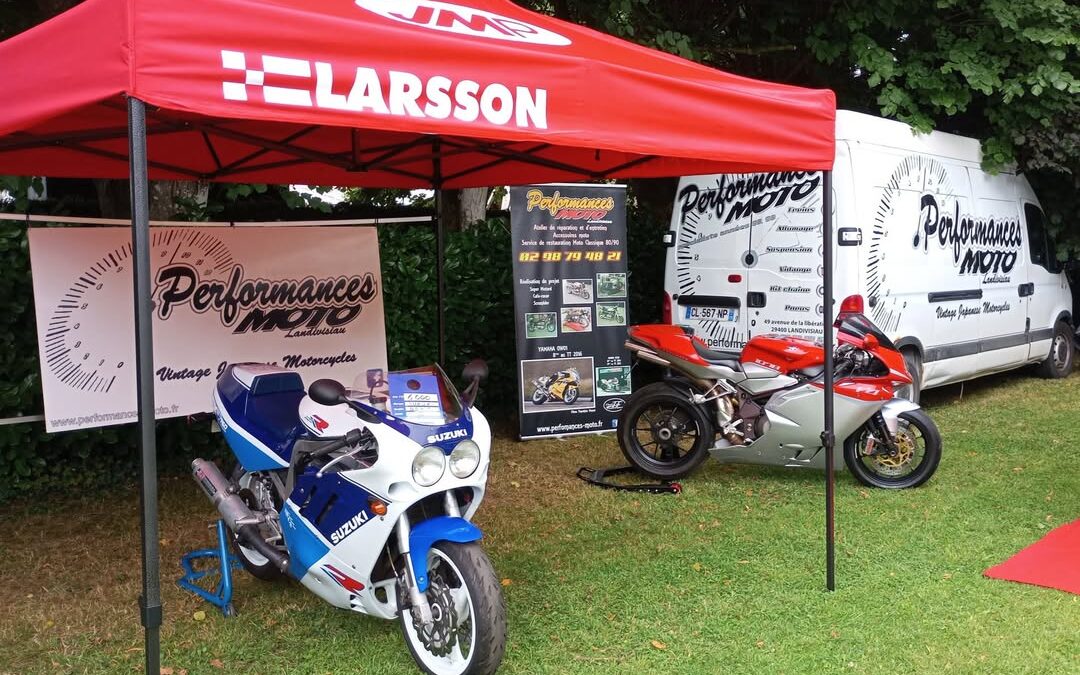 Moto en exposition Château de la ville chevalier…