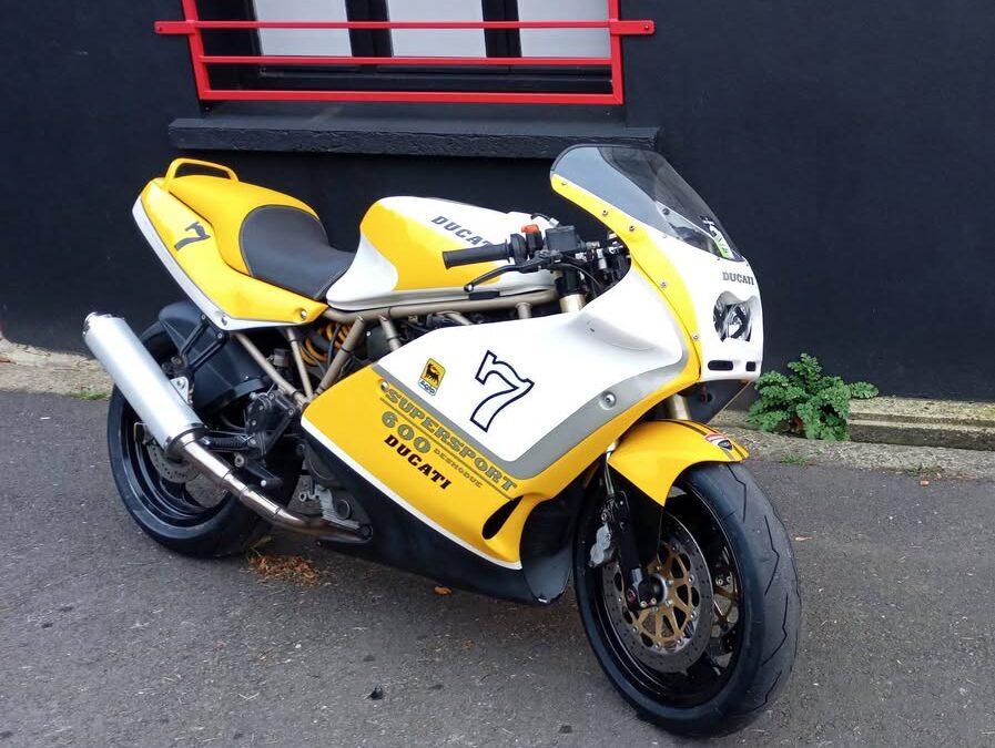 C’est pas courant les motos jaune , ça change un…
