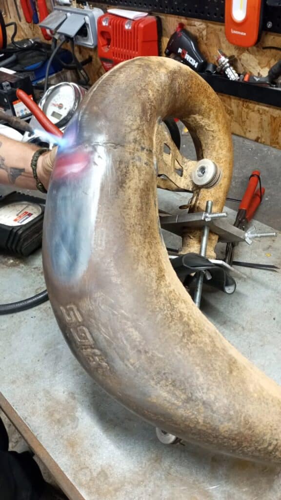 Echappement de deux temps abime penser au dressage 1 1411269274121721 - Landivisiau Finistère Echappement de deux temps abime penser au dressage 1 1411269274121721 - Landivisiau Finistère