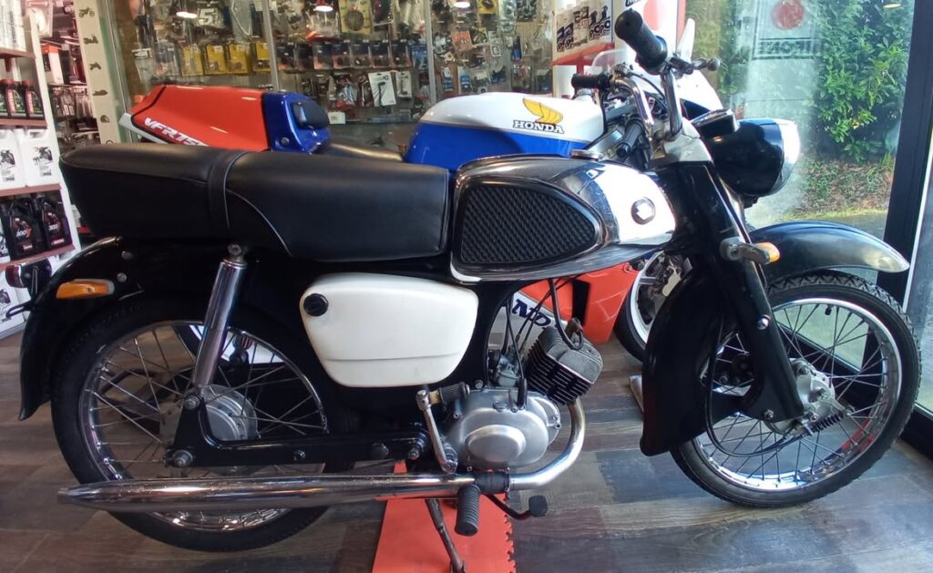 SUZUKI M15 Superbe moto sportive 50 cm³ equipee dun moteur 1 1404186174830031 - Landivisiau Finistère SUZUKI M15 Superbe moto sportive 50 cm³ equipee dun moteur 1 1404186174830031 - Landivisiau Finistère