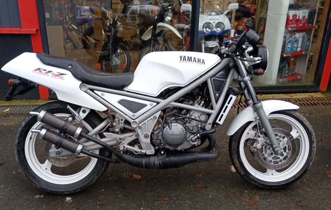 Moto atypique mais sympathique R1 Z 1 1430395785542403 - Landivisiau Finistère Moto atypique mais sympathique R1 Z 1 1430395785542403 - Landivisiau Finistère